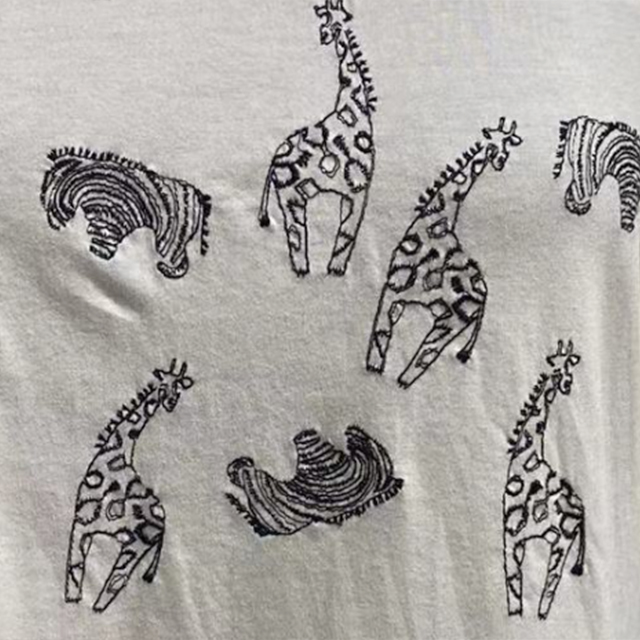 Camiseta de mujer con bordado animal